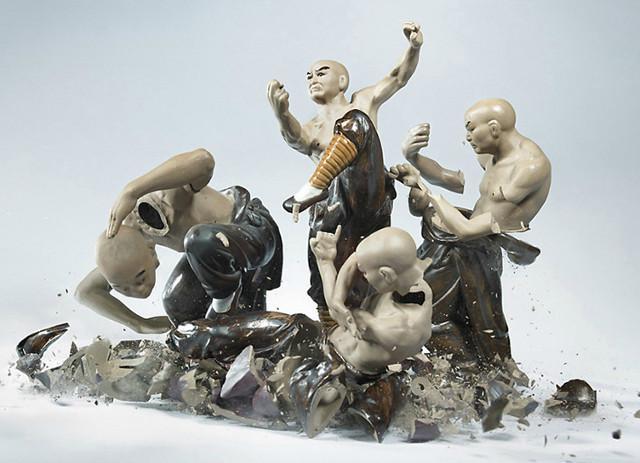 Porcelain Fighting Figures Photographed The Moment Of Shattering